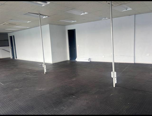 230M² BUILDING TO LET IN SAVOY ESTATE